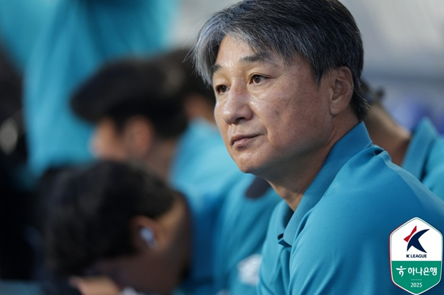지휘봉을 내려놓게 된 전경준 성남FC 감독. /사진=한국프로축구연맹 제공