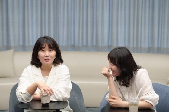 홍진주 PD(왼쪽), 윤알음 작가 /사진=CJ ENM
