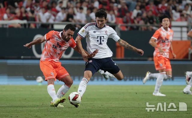 Kim Min-jae (center) blocks a shot from an opposing player during the friendly match between Bayern Munich and JejuSK, held at Jeju World Cup Stadium at 8 p.m. on the 4th as part of 'Audi Football Summit 2026'. /Photo=NEWSIS