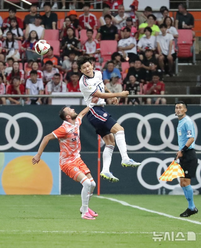 Kim Min-jae (center) makes a crucial save. /Photo=NEWSIS
