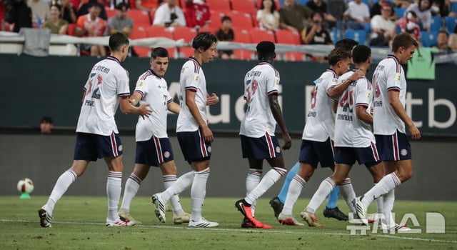 Bayern Munich players celebrate after scoring. /Photo=NEWSIS