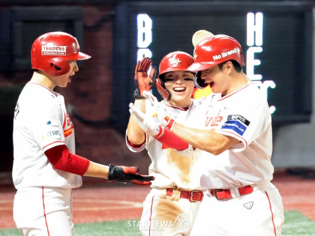 SSG 랜더스 김재환(오른쪽)이 4일 인천 SSG랜더스필드에서 열린 LG 트윈스와 2026 신한 SOL KBO리그 홈경기 7회말 2사 1,2루에서 우월 3점 홈런을 터트린 후 동료들의 환영 속에 홈을 밟고 있다. /사진=강영조 선임기자