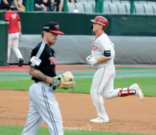 SSG 랜더스 전의산(오른쪽)이 4일 인천 SSG랜더스필드에서 열린 LG 트윈스와 2026 신한 SOL KBO리그 홈경기 1회말 라클란 웰스에게 투런 홈런을 터트린 뒤 베이스를 돌고 있다. /사진=강영조 선임기자 /사진=강영조 cameratalks@