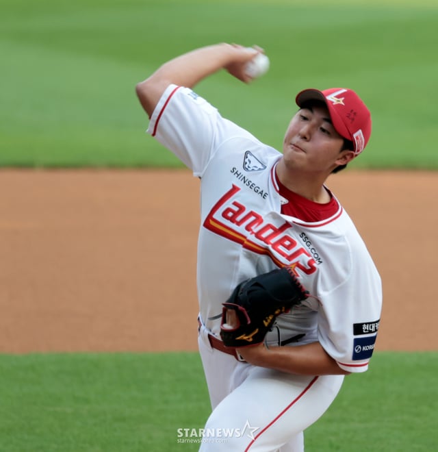 SSG 랜더스 김민준이 4일 인천 SSG랜더스필드에서 열린 LG 트윈스와 2026 신한 SOL KBO리그 홈경기에 선발 등판해 역투하고 있다. /사진=강영조 선임기자