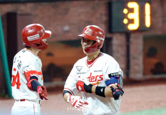 SSG 랜더스 조형우(오른쪽)가 4일 인천 SSG랜더스필드에서 열린 LG 트윈스와 2026 신한 SOL KBO리그 홈경기 7회말 스리런 홈런을 날린 뒤 최지훈과 하이파이브를 하며 홈을 밟고 있다. /사진=강영조 선임기자 /사진=강영조 cameratalks@