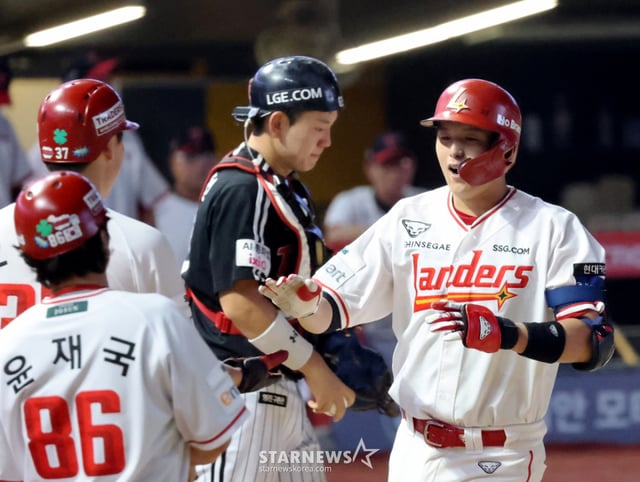 SSG 랜더스 조형우(오른쪽)가 4일 인천 SSG랜더스필드에서 열린 LG 트윈스와 2026 신한 SOL KBO리그 홈경기 7회말 스리런 홈런을 터트린 후 동료들의 환영을 받으며 홈으로 들어오고 있다. /사진=강영조 선임기자