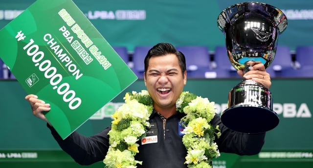 T.응우옌이 3일 경기도 고양시 '고양 킨텍스 PBA 스타디움'에서 열린 프로당구 2026-2027시즌 3차 투어 '친환경 건축자재 에스와이 PBA-LPBA 챔피언십' PBA 결승에서 우승을 차지하고 상금 1억원과 트로피를 들고 기뻐하고 있다. /사진=PBA 투어 제공