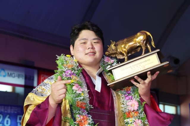 김민재가 4일 경상북도 문경시 문경실내체육관에서 열린 대회 백두장사 결정전(5판 3선승제)에서 우승을 차지하고 황금송아지 트로피를 들고 포즈를 취하고 있다. /사진=대한씨름협회 제공