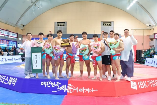 단체전 우승을 차지한 정읍시청 선수들이 기념촬영을 하고 있다. /사진=대한씨름협회 제공