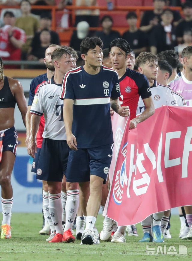 Kim Min-jae (en el centro) saluda a los aficionados junto a sus compañeros tras el partido amistoso 'Audi Football Summit 2026' entre Bayern Múnich y JejuSK, celebrado el pasado día 4 en el Estadio Mundialista de Jeju. /foto=NEWSIS