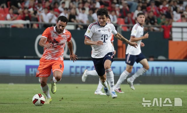 Kim Min-jae (en el centro) bloquea a Iyas (izquierda) durante el partido amistoso 'Audi Football Summit 2026' entre Bayern Múnich y JejuSK, celebrado el pasado día 4 en el Estadio Mundialista de Jeju. /Foto=NEWSIS