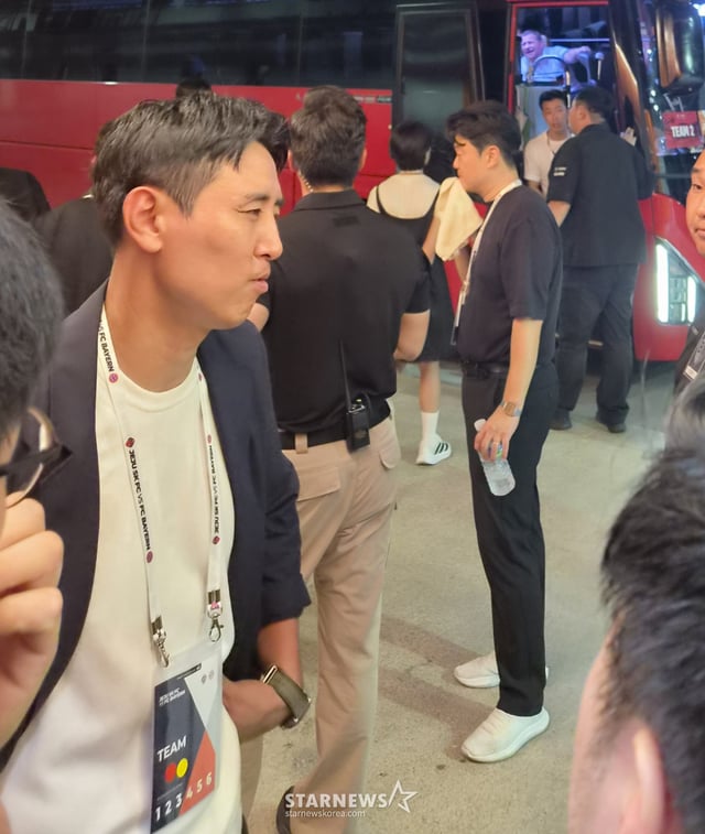 Gu Ja-cheol, asesor del youth de JejuSK, conversa con los equipos de prensa sobre el asunto de la entrevista a Kim Min-jae, mostrando su pesar. /Foto=periodista Park Jae-ho
