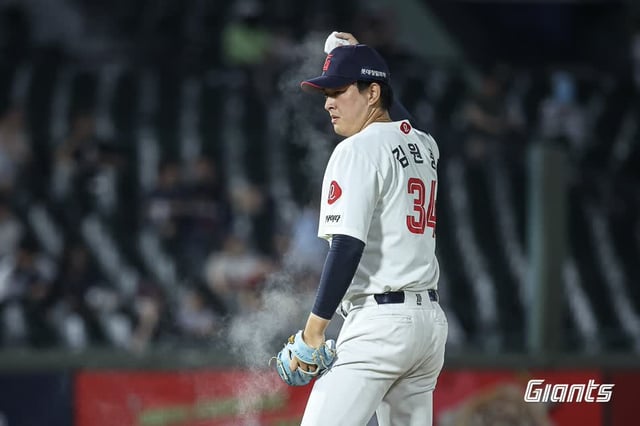 4日のキウム戦に登板したロッテの金ウォンジュンの姿。 /写真=ロッテジャイアンツ