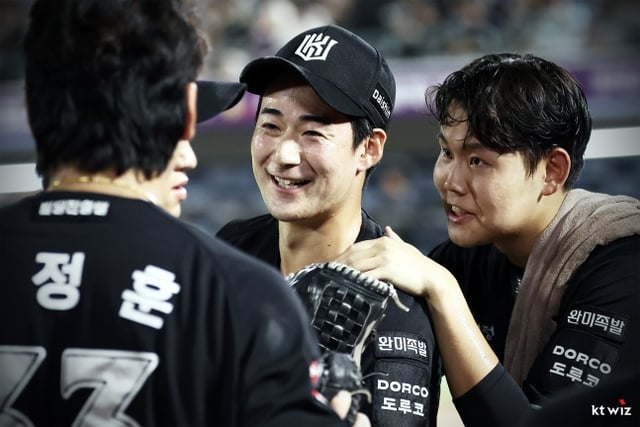 KT's Sugimoto (left) and So Hyoung-jun. /Photo=KT Wiz provided