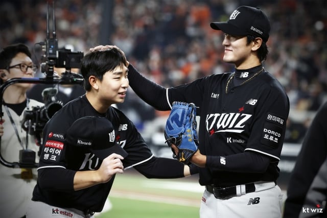 Go Young-pyo (right). /Photo=KT Wiz provided