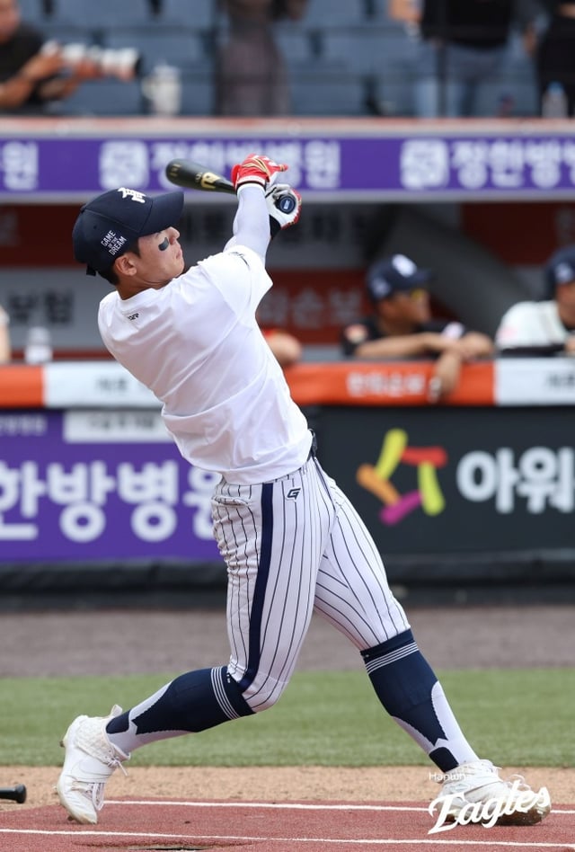 Kim Ji-woo of Seoul High is seen hitting a home run during the home run derby held at the 4th Hanwha Eagles Cup High School-College All-Star Game last June. /Photo=Hanwha Eagles provided