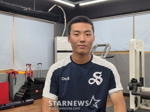 Kwon Sang-hyeok of Seoul High recently sat down for an interview with StarNews at the school's training facility. /Photo=Reporter Kim Dong-yoon