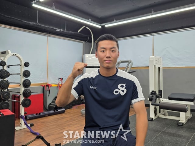 Kwon Sang-hyeok of Seoul High recently sat down for an interview with StarNews at the school's training facility. /Photo=Reporter Kim Dong-yoon