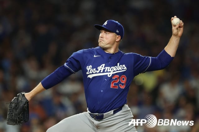 LAドジャースのタリク·スクバルが5日(韓国時間)、米イリノイ州シカゴにあるリグレー·フィールドで行われた2026MLBレギュラーシーズンシカゴ·カブスとの訪問試合で力投している。 /AFPBBNews=ニュース1
