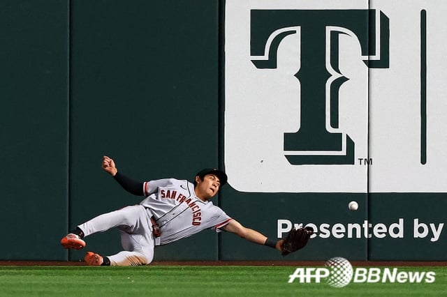 San Francisco outfielder Lee Jung-hoo failed to field a ball hit by Duran in the bottom of the 9th inning, two outs, runners on first and second, at Globe Life Field in Arlington, Texas, USA (Korean time). /AFPBBNews=NEWS1