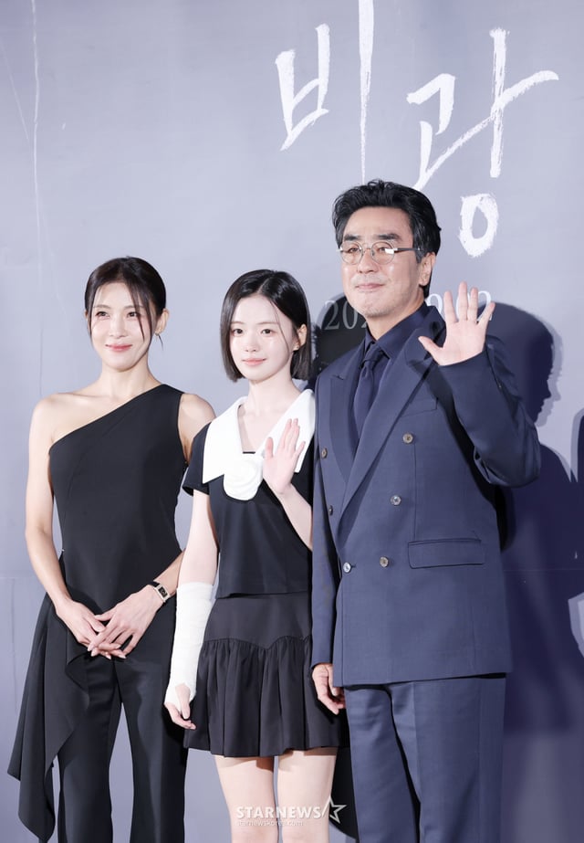 俳優のハ·ジウォン、キム·シア、リュ·スンリョンが5日、ソウル龍山区CGVアイパークモールで行われた映画「ビグァン(監督イ·ジウォン)」の製作報告会に参加し、ポーズを取っている。 /2026.08.05 /写真=キム·フィソン hwijpg@