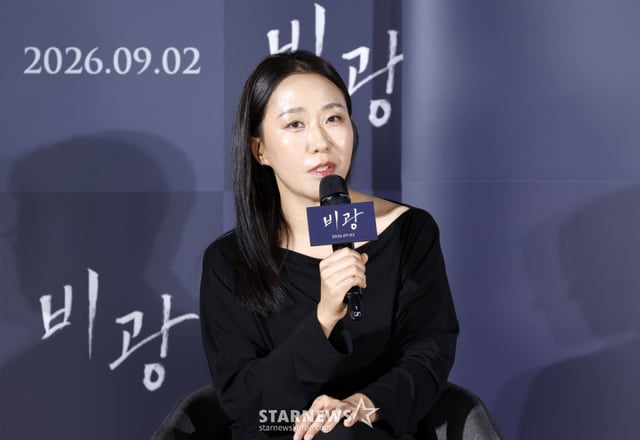 [서울=뉴시스] 김혜진 기자 = 이지원 감독이 5일 오전 서울 CGV용산아이파크몰에서 열린 영화 '비광'(감독 이지원) 제작보고회에서 인사말을 하고 있다. 2026.08.05. jini@newsis.com /사진=김혜진