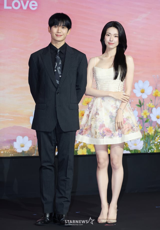 배우 정해인, 하영이 5일 오전 서울 마포구 호텔 나루 서울 엠갤러리에서 진행된 넷플릭스 오리지널 시리즈 '이런 엿같은 사랑' 제작발표회에 참석해 포즈를 취하고 있다.  기억상실 걸린 검사 '고은새'와 자칭 남자친구라 우기는 복싱 코치 '장태하'의 설렘 찐득한 동거생활을 그린 로맨틱 코미디 '이런 엿같은 사랑'은 오는 7일 공개된다. /2026.08.05 /사진=이동훈 photoguy@