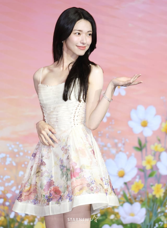 배우 하영이 5일 오전 서울 마포구 호텔 나루 서울 엠갤러리에서 진행된 넷플릭스 오리지널 시리즈 '이런 엿같은 사랑' 제작발표회에 참석해 포즈를 취하고 있다. 기억상실 걸린 검사 '고은새'와 자칭 남자친구라 우기는 복싱 코치 '장태하'의 설렘 찐득한 동거생활을 그린 로맨틱 코미디 '이런 엿같은 사랑'은 오는 7일 공개된다. /2026.08.05 /사진=이동훈 photoguy@