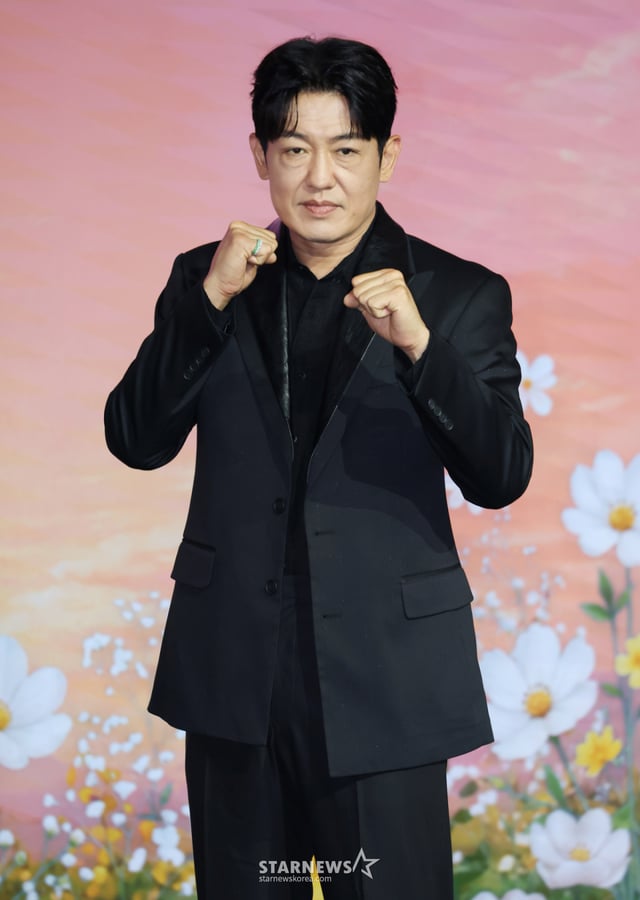 배우 허성태가 5일 오전 서울 마포구 호텔 나루 서울 엠갤러리에서 진행된 넷플릭스 오리지널 시리즈 '이런 엿같은 사랑' 제작발표회에 참석해 포즈를 취하고 있다. 기억상실 걸린 검사 '고은새'와 자칭 남자친구라 우기는 복싱 코치 '장태하'의 설렘 찐득한 동거생활을 그린 로맨틱 코미디 '이런 엿같은 사랑'은 오는 7일 공개된다. /2026.08.05 /사진=이동훈 photoguy@