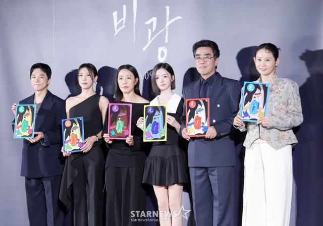Actors Kim Young-min, Ha Ji-won, director Lee Ji-won, actors Kim Si-a, Ryu Seung-ryong, and Kim Sun-young posed for photos at the production report event for the film 'Bi-gwang' (directed by Lee Ji-won) held on the 5th at Seoul Yongsan-gu CGV i-Park Mall. /2026.08.05 /Photo=Kim Hwi-seon hwijpg@