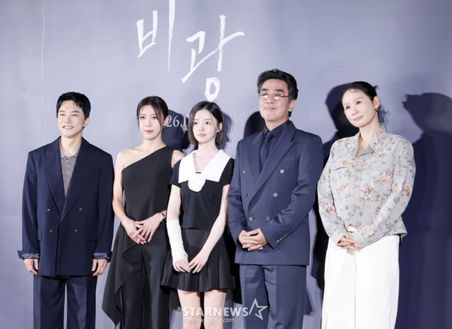 배우 김영민, 하지원, 김시아, 류승룡, 김선영이 5일 서울 용산구 CGV아이파크몰에서 진행된 영화 '비광(감독 이지원)' 제작보고회에 참석해 포즈를 취하고 있다. /2026.08.05 /사진=김휘선 hwijpg@