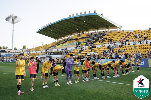 ファンに挨拶する全南ドラゴンズ選手団。 /写真=韓国プロサッカー連盟提供