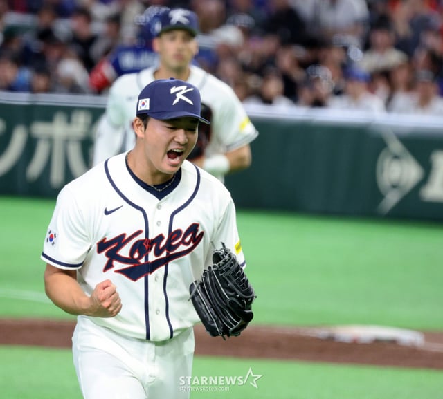 韓国野球代表チームのコ·ウソクが3月8日、東京ドームで行われた2026WBC東京POOL台湾戦で8回表無失点ピッチングをした後、歓呼している。 /写真=姜永祚(カン·ヨンジョ)先任記者