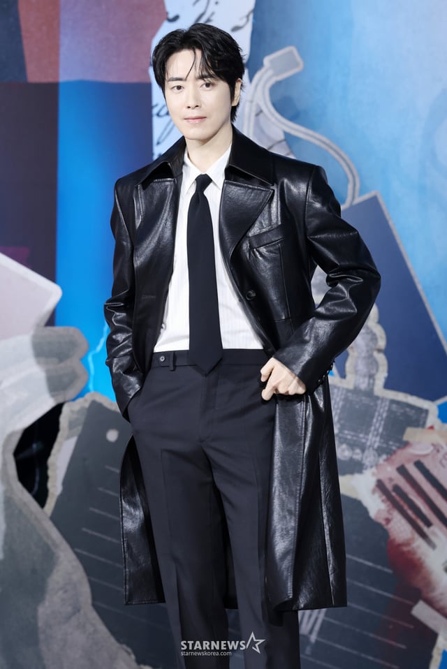 Diễn viên Lee Jun-hyuk tham dự buổi họp báo công bố dự án của loạt phim Netflix 'Lady Dua' được tổ chức tại Khách sạn Ambassador Seoul Pullman ở quận Jung, Seoul vào ngày 10 năm 2026 và tạo dáng chụp ảnh. /ảnh=Kim Hwi-seon hwijpg@