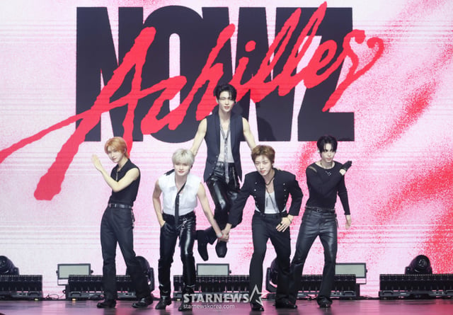 Nhóm Nowz (NOWZ) đang tạo dáng tại buổi showcase kỷ niệm phát hành single kỹ thuật số 'Achilles' (Achilles) được tổ chức lúc 17 giờ ngày 5 tại Yes24 Live Hall, quận Gwangjin, Seoul. 'Achilles' — tái giải thích các yếu tố punk và disco từ những năm 1980 — thể hiện sự hấp dẫn tức thì khi yêu từ cái nhìn đầu tiên và những cảm xúc hỗn loạn. /ảnh=phóng viên Lee Dong-hun photoguy@