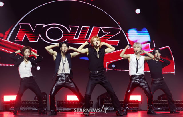 グループナウズ(NOWZ)が5日午後、ソウル広津区イエス24ライブホールで行われたデジタルシングル「アキレス」(Achilles)発売記念ショーケースで新曲を披露している。 1980年代のパンクとディスコの要素を再解釈した「アキレス」は、一目惚れした瞬間の惹かれと混乱した感情を込めた。 /2026.08.05 /写真=イ·ドンフン photoguy@