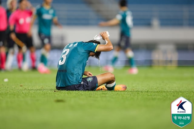 Ansan Greeners' Kang Dong-hyun sprinkles water amidst the intense heat. /Photo=Korea Professional Football League