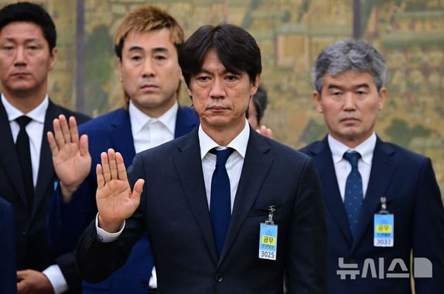 サッカー代表チームのホン·ミョンボ元監督が7月30日、ソウル汝矣島の国会文化体育観光委員会で開かれた大韓サッカー協会懸案関連聴聞会に証人として出席し証人宣誓をしている。 /写真=ニューシス