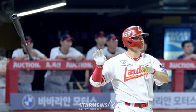 SSG Landers' Kim Jae-hwan watches his hit after hitting a three-run home run over the fence in the bottom of the seventh inning with two outs and runners on first and second base against LG Twins at the 2026 Shinhan SOL KBO League game held at Incheon SSG Landers Field on the 4th. /Photo=Senior reporter Kang Young-jo