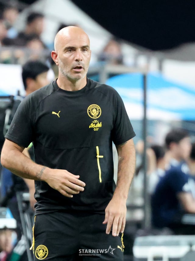 マンチェスター·シティのエンソ·マレスカ監督が5日、ソウルW杯競技場で開かれた「2026クーパンプレイシリーズ」チームKリーグとマンチェスターシティの試合後半、選手たちに動きを指示している。 /写真=姜永祚(カン·ヨンジョ)先任記者