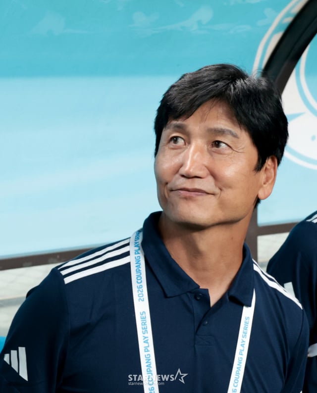 チームKリーグのチョン·ジョンヨン監督とチョン·ギョンホコーチが5日、ソウルワールドカップ競技場で開かれた「2026クーパンプレイシリーズ」チームKリーグとマンチェスターシティの試合でグラウンドを凝視している。 /写真=姜永祚(カン·ヨンジョ)先任記者
