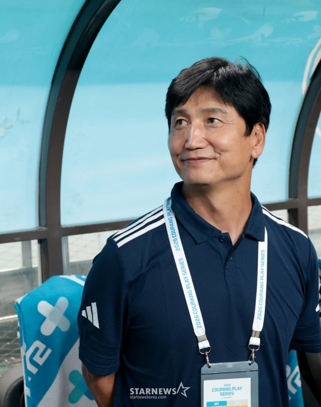 팀K리그 정정용 감독이 5일 서울월드컵경기장에서 열린 '2026쿠팡플레이시리즈' 팀K리그와 맨체스터시티 경기에에서 그라운드를 응시하고 있다. /사진=강영조 선임기자
