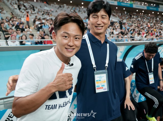 李昇祐在 5日于首尔世界杯体育场举行的"2026酷澎Play Series"Team K 联赛对阵曼彻斯特城队的比赛中,与主教练郑正勇一同面向镜头摆出姿势。/图片=高级记者姜英祚 (Kang Young-jo)