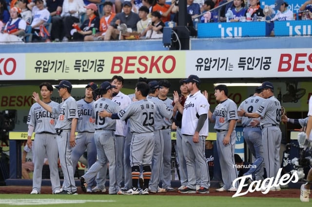 한화 이글스 왕옌청(왼쪽에서 4번째)이 지난 4일 삼성 라이온즈전에 선발 등판해 호투를 펼친 뒤 동료들의 환영 속에 더그아웃으로 향하고 있다. /사진=한화 이글스 제공