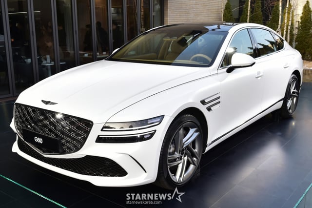 제네시스가 12일 서울 강남구 레스파스에트나에서 열린 THE GENESIS STAGE 'G80' 행사에서 '2024 G80 - G80 SPORT' 실차량을 전시하고 있다. 제네시스가 이번에 선보인 '2024 G80'은 지난 2020년 G80 3세대출시 이후 약 3년 9개월만에 선보인 페이스리프트 (부분변경)모델로 레스트 그릴을 이중 메쉬 구조로 구현해 정교하고 화려한 이미지를 더했으며, 제네시스의 상징인 두 줄 헤드램프에는 ‘MLA(Micro Lens Array) 기술’을 탑재했다. G80의 판매가격은 ▲2.5 가솔린 터보 5890만원 ▲3.5 가솔린 터보 6550만원이며 스포츠 패키지는 ▲2.5 가솔린 터보 6290만원 ▲3.5 가솔린 터보 7110만원이다. 보다 자세한 사항은 제네시스 공식 홈페이지 및 인근 영업소를 통해 확인 할 수 있다. /사진=임한별(머니S)