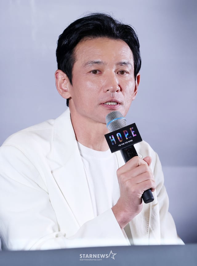 俳優ファン·ジョンミンが6日、ソウル江南区メガボックスコエックスで行われた映画「ホープ」言論試写会および記者懇談会に参加し質疑応答をしている。 /2026.07.06 /写真=キム·フィソン hwijpg@