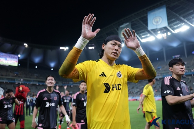 ファンに挨拶するク·ソンユン。 /写真=韓国プロサッカー連盟提供