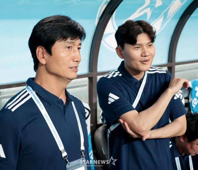 チームKリーグのチョン·ジョンヨン監督とチョン·ギョンホコーチが5日、ソウルワールドカップ競技場で開かれた「2026クーパンプレイシリーズ」チームKリーグとマンチェスターシティの試合でグラウンドを凝視している。 /カン·ヨンジョ先任記者。