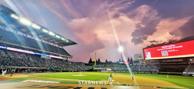 4일 인천SSG랜더스필드에서 열린 2026KBO리그 SSG랜더스와 LG트윈스 경기. 저녁노을이 그라운드를 물들이고 있다. 2026.08.04. /사진=강영조 cameratalks@