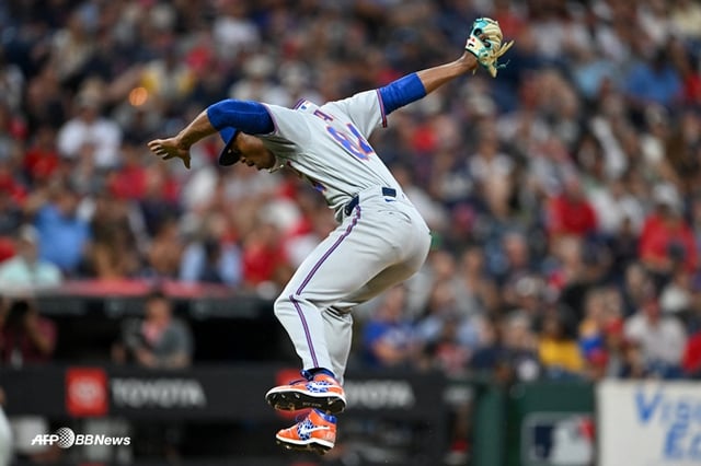 Jeffrey Yan performs a celebration after recording a strikeout. /Photo=AFPBBNews=NEWS1